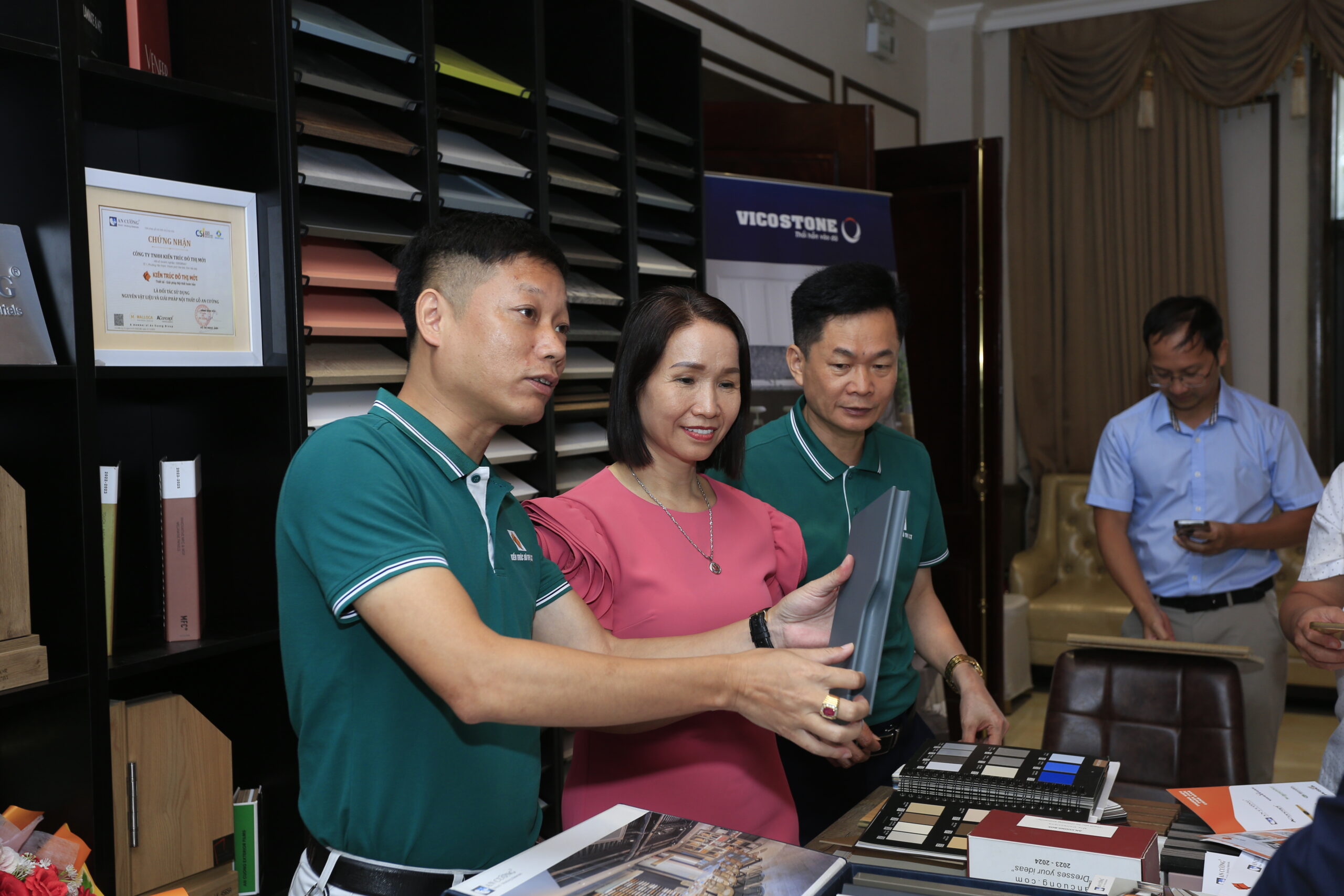 Khách hàng tham quan gian hàng của Kiến Trúc Đô Thị SCT 