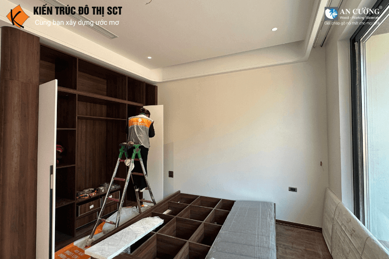 Đội thi công SCT đang lắp đặt nội thất