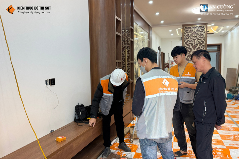 Nhân viên SCT chuyên nghiệp - thi công nội thất gỗ An Cường tại dự án thực tế